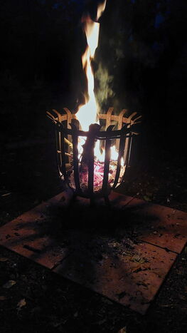 Angst im Job? Vielleicht brauchst Du einen Ausweg, ein Licht? Zum Beispiel wie ein Lagerfeuer in einem Feuerkorb bei Nacht, den das Foto zeigt.