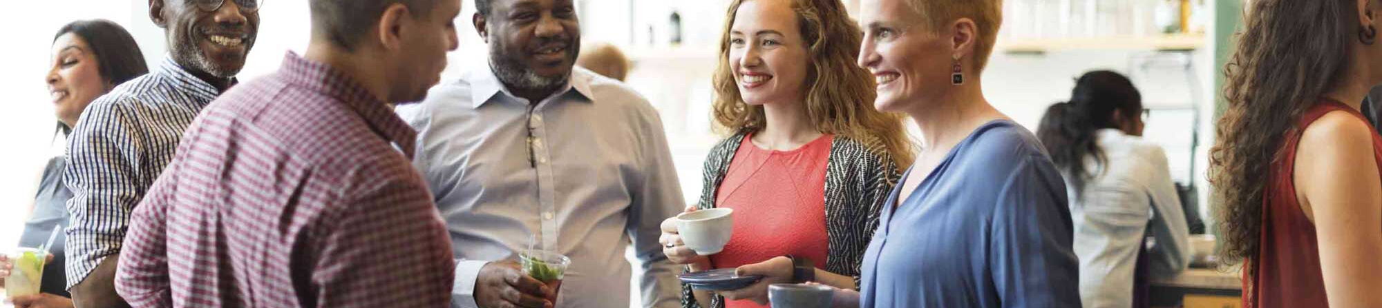 Eine Gruppe von Menschen, die angstfrei miteinander reden, trotz ihrer Unterschiedlichkeit. Reiner Müller von Angstfreier leben blogt hier über Möglichkeiten, glücklicher, erfolgreicher und angstfreier zu leben.