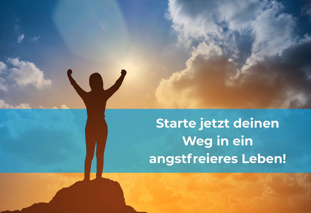 Erfolgreiche Person auf einem Gipfel im Sonnenaufgang. Ein Symbol für berufliche Selbstsicherheit, Mut, Zielerreichung und persönliche Weiterentwicklung.