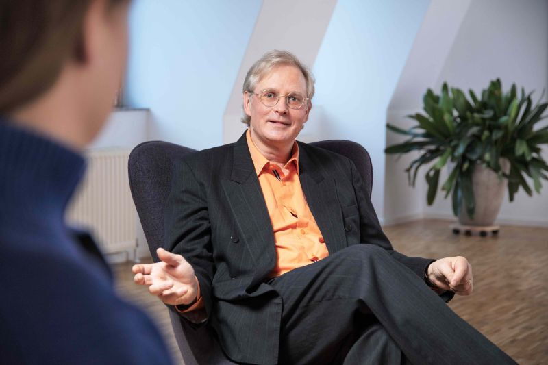 Reiner Müller (angstfreier-leben.de) ist auf diesem Foto iim Coaching mit einer Kundin zu sehen, die Präsentationsangst hat.