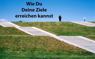 Ziele erreichen – Wie du deine Ziele erreichen kannst – Eine Person steht oberhalb einer Treppe