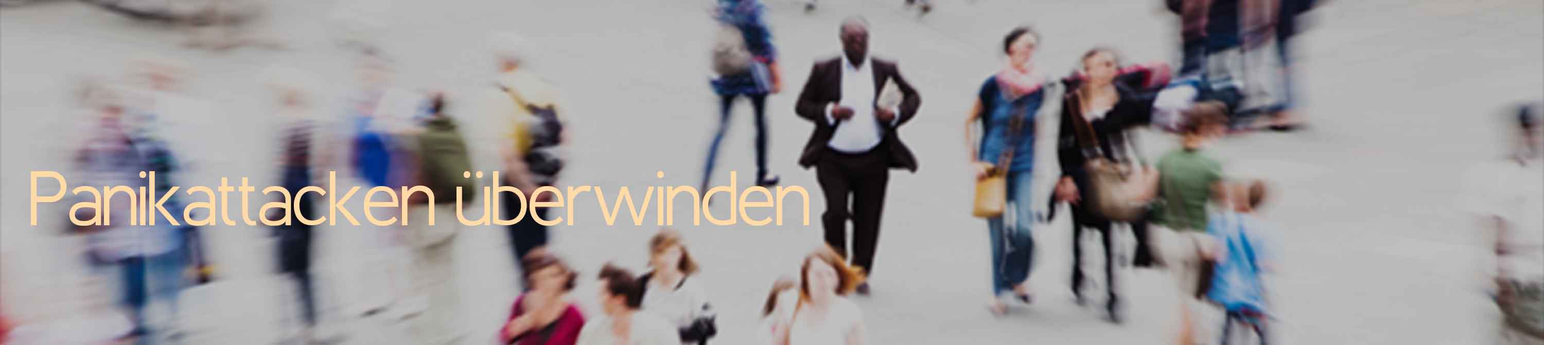 Ein großer öffentlicher Platz, auf dem sich viele Menschen bewegen. In der Mitte ein Mann. Die ganze Szene ist verschwommen, fast irreal. Hat der Mann in der Mitte eine Panikattacke? Alles bewegt sich strahlenförmig von ihm weg.