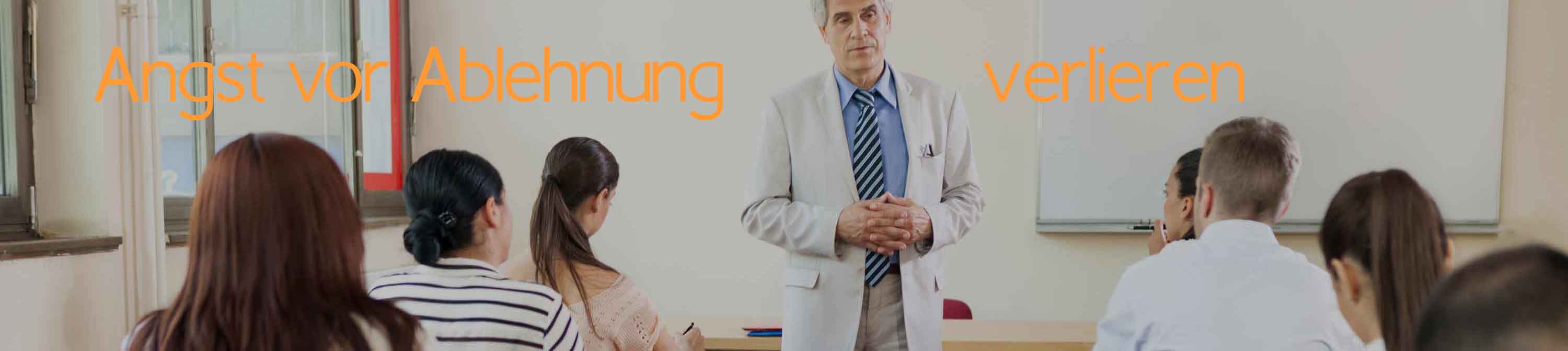 Angst vor Ablehnung, vor Gruppen oder unbekannte Menschen quält Betroffene. Dabei sind diese häufigsten Ängste oft unbegründet. Ein Mann steht etwas hilflos und ängstlich vor einer Gruppe.