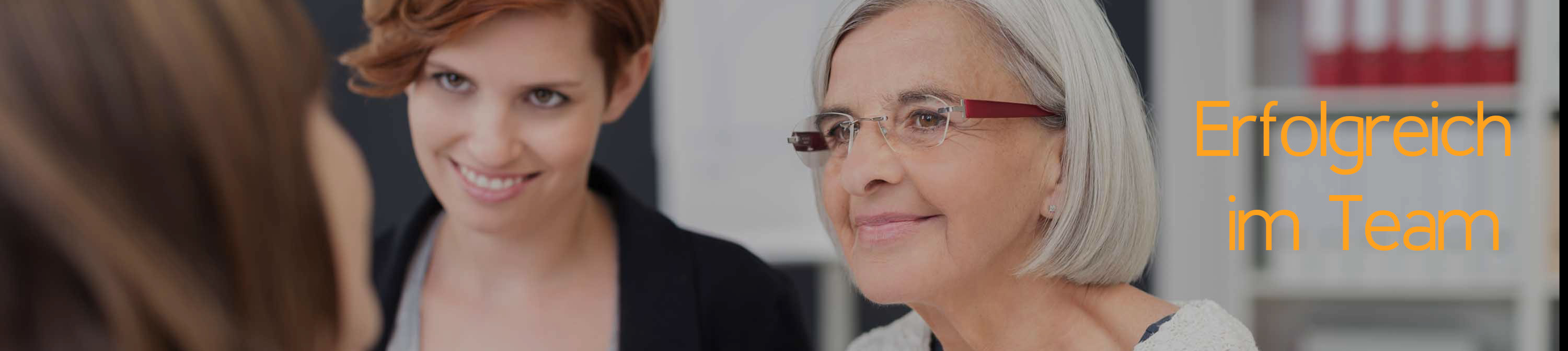 Erfolgreich im Team. Eine Gruppe von Frau sitzt zu dritt im Büro und diskutiert.