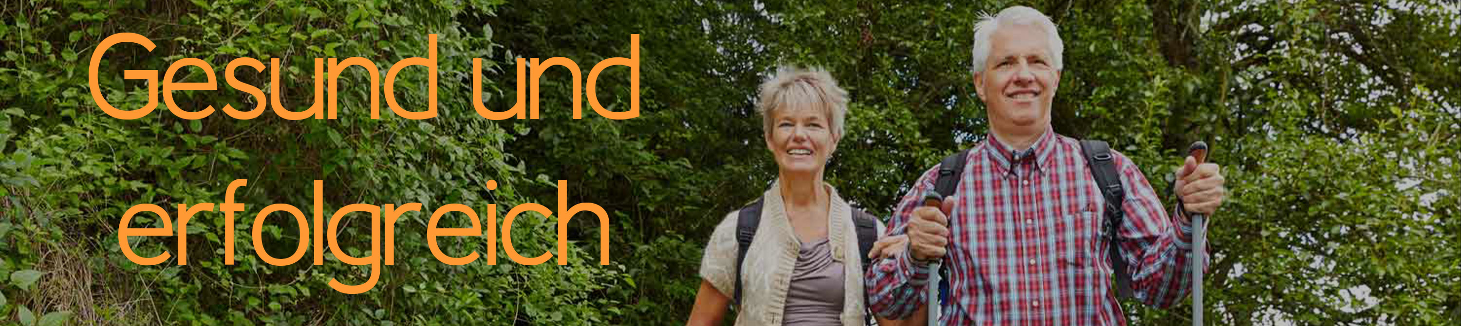 Eine Frau und ein Mann wandern mit Nordic-Walking-Stöcken und einem Hund durch die Natur. Gesundheit und Erfolg gehören zusammen.