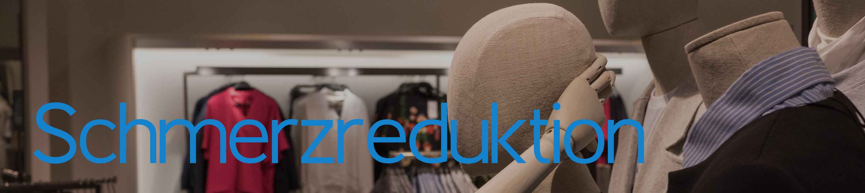 Schmerzreduktion. Eine Anziehpuppe in einem Geschäft fasst sich an ihren Kopf. Nichtorganische Schmerzen können behandelt werden.